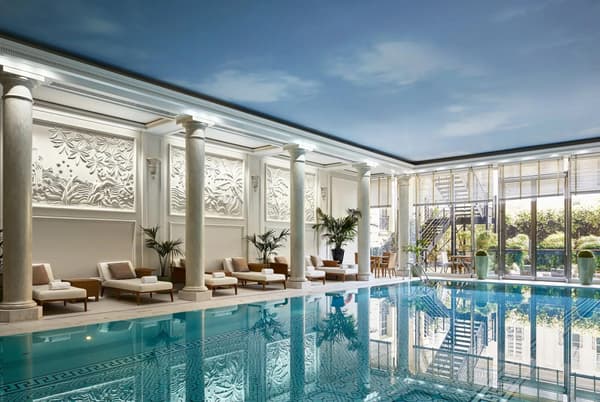 La piscine de l'hôtel Shangri-La Paris.