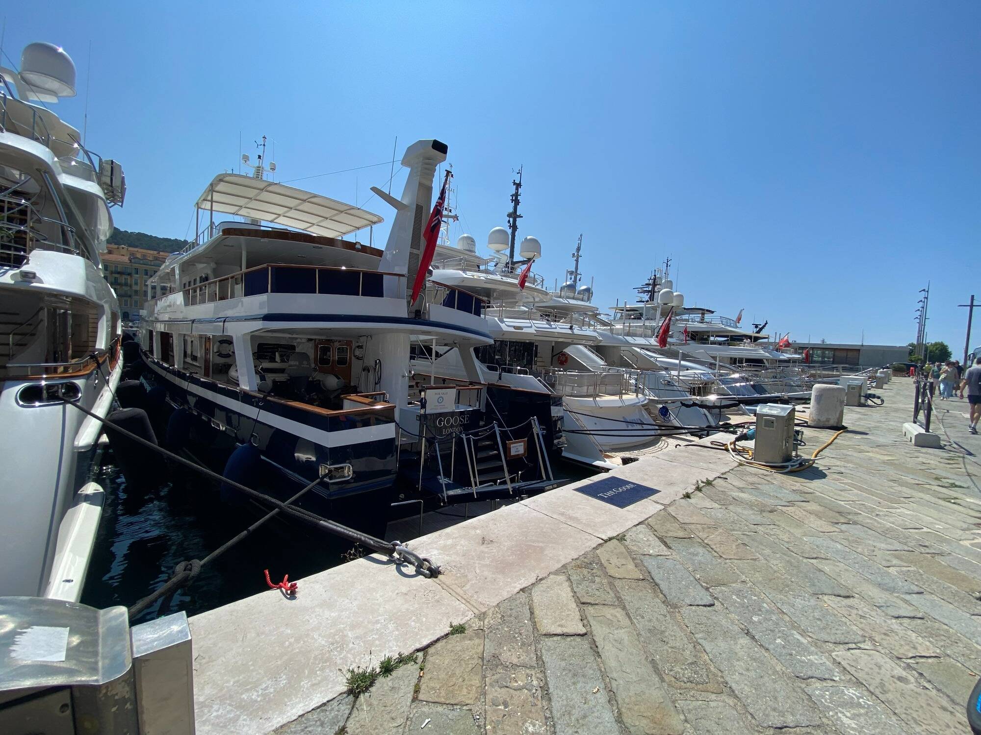 , Chute mortelle d’une femme de 26 ans d&rsquo;un yacht au port de Nice: ce que l&rsquo;on sait de ce bateau de luxe