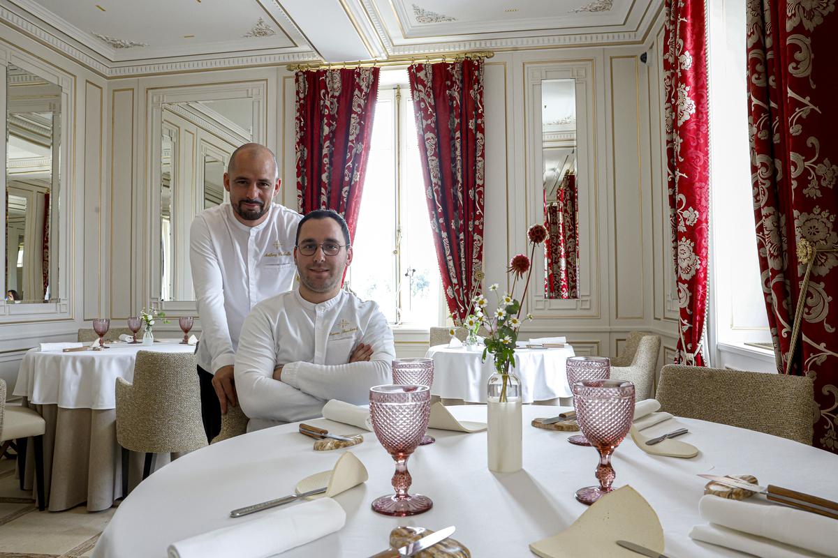 Anthony Carballo, chef du restaurant gastronomique et de la brasserie, aux côtés de Simon Souchaud, chef pâtissier de La Nauve.