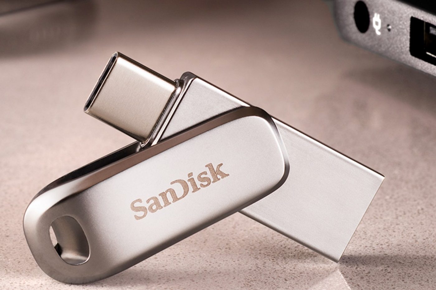 , En roue libre, Amazon éclate le prix de la clé USB SanDisk Ultra Luxe 256 Go (-63%) 🔥