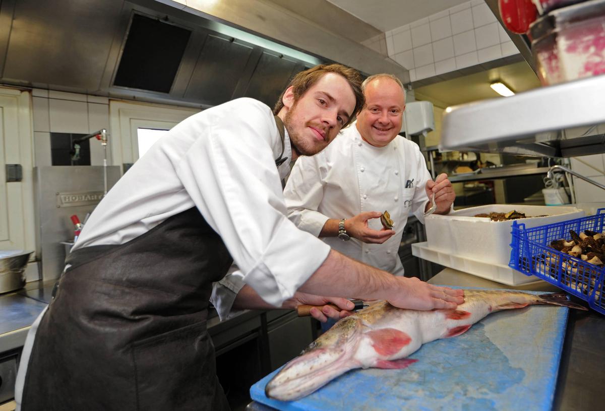 Julien Verrat et son père Thierry, en cuisine, à La Ribaudière.