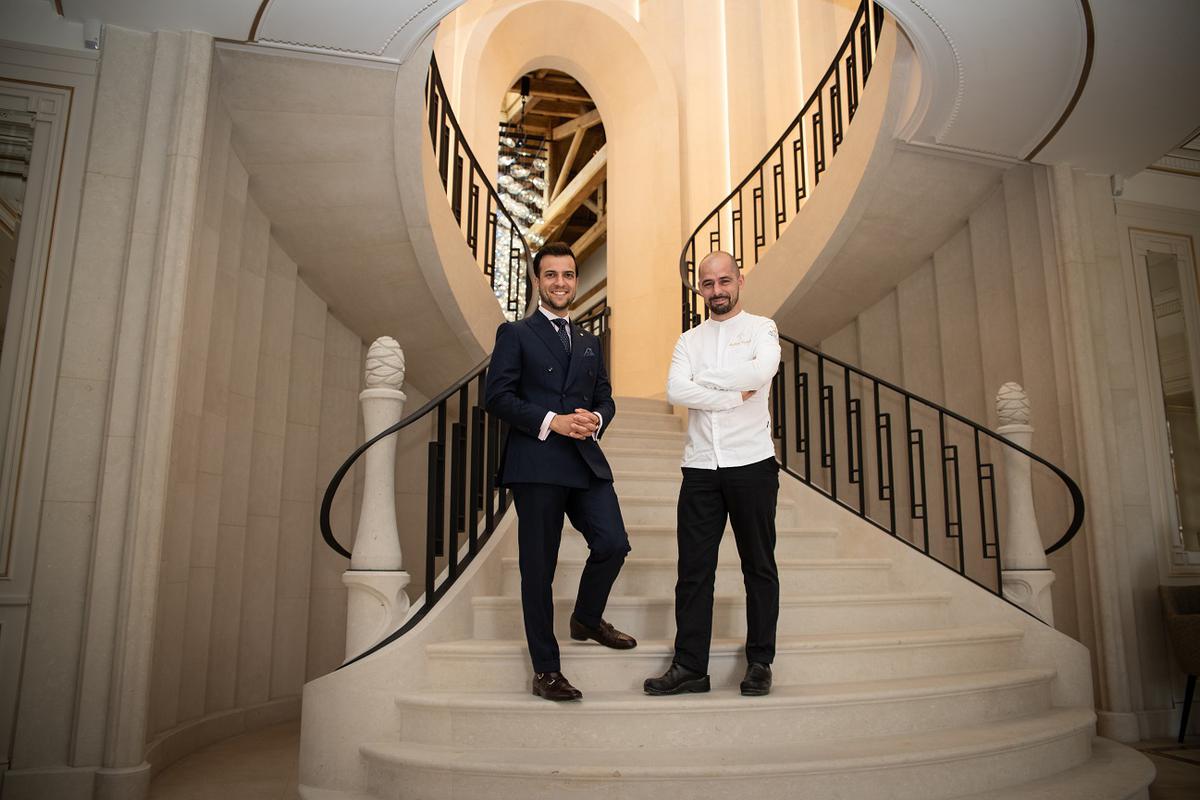 Damien Azémar, le directeur du Domaine de La Nauve à Cognac, et Anthony Carballo, le chef des deux restaurants, dans le grand escalier en pierre de Saintonge de l’établissement.