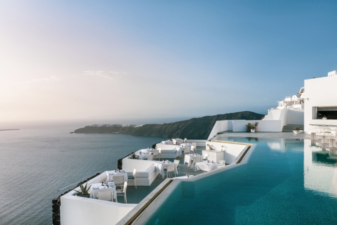 Aggripé au bord d'une falaise, le Grace Hotel Auberge Resorts Collection offre une vue incroyable sur la mer (Photo Auberge Resorts Collection)