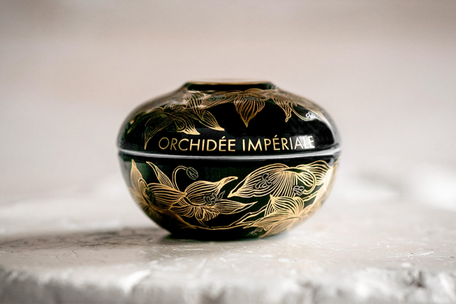 Les contenants de certains produits de la gamme ultra-premium d’Orchidée Impériale Black, sont devenus rechargeables. © Guerlain.