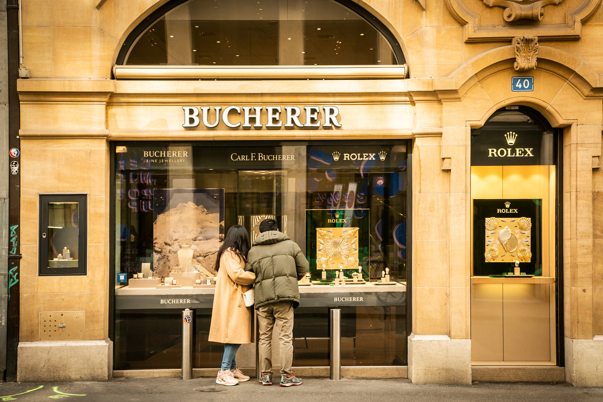 Rolex et Bucherer, une histoire d’amour qui dure depuis près de cent ans. Bucherer a en effet commencé à vendre les marques Rolex et Tudor (sous-marque de Rolex) en 1924.