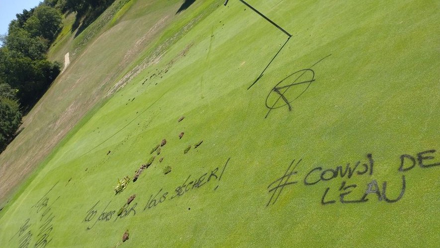 , « Sport de luxe » : un golf dégradé en marge du « Convoi de l&rsquo;eau »