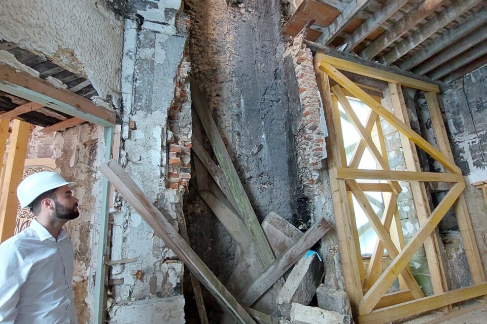 Une cheminée s'est effondrée, détruisant les différents planchers