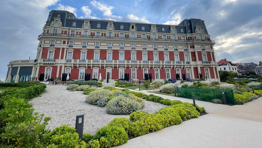 , « Attaché nu à une chaise, une carotte dans les fesses » : le bizutage d&rsquo;un jeune commis secoue un hôtel de luxe à Biarritz