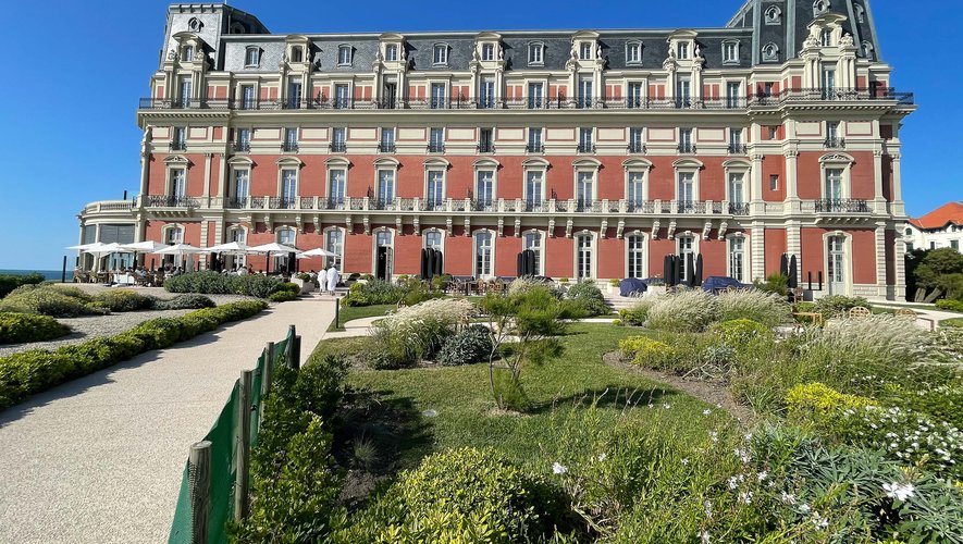 , Scandale dans un hôtel de luxe à Biarritz : le jeune commis nie avoir été bizuté et affirme qu&rsquo;il s&rsquo;agissait d&rsquo;une blague