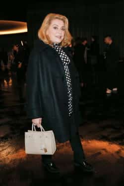 , Dans sa tenue à plus de 10 000 euros, Catherine Deneuve célèbre sa marque de luxe préférée