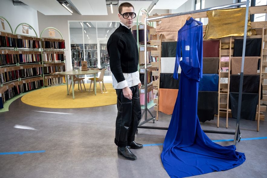 Le créateur espagnol Arturo Obegero dans le showroom de Nona Source où sont revendus des tissus non utilisés par les grandes maisons de luxe du groupe LVMH, le 14 mars 2024 à Paris